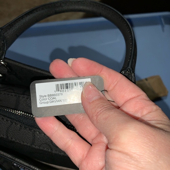 Guess Purse - Picture 5 of 9